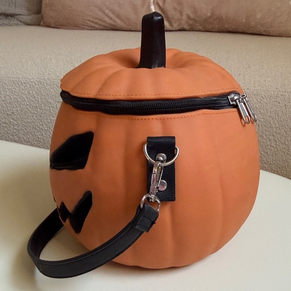 Large La Femme En Noir Sleepy Hollow Figural Pumpkin / Jack o Lantern Bag - Picture 8 of 12